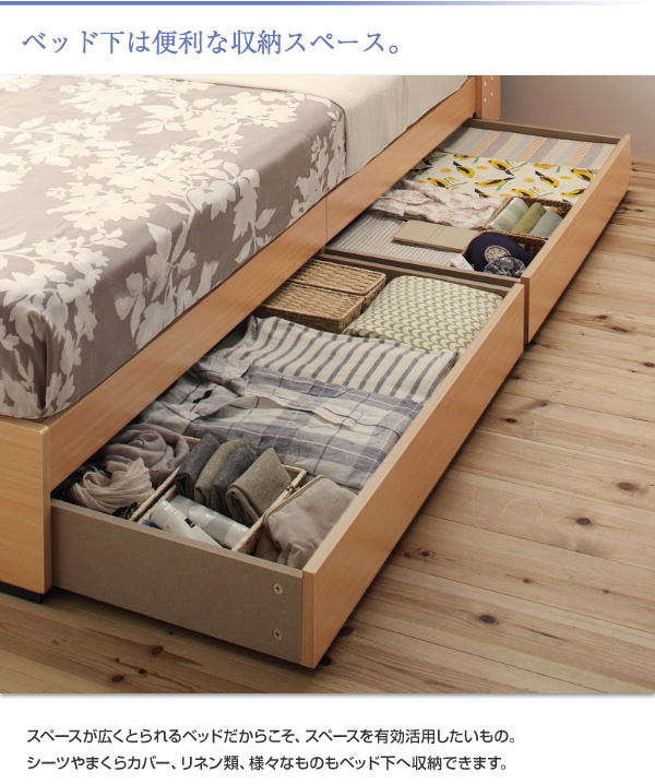 ベッド下は便利な収納スペース。