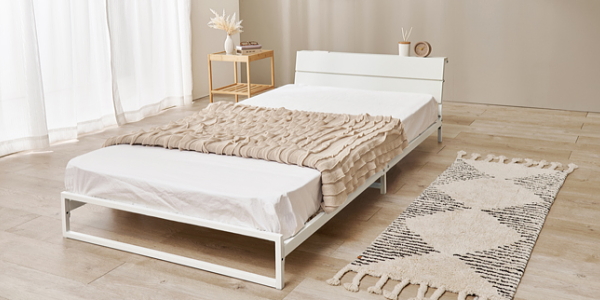 【棚・コンセント付き ロータイプ スチールフレーム ベッド】カラー:ホワイト